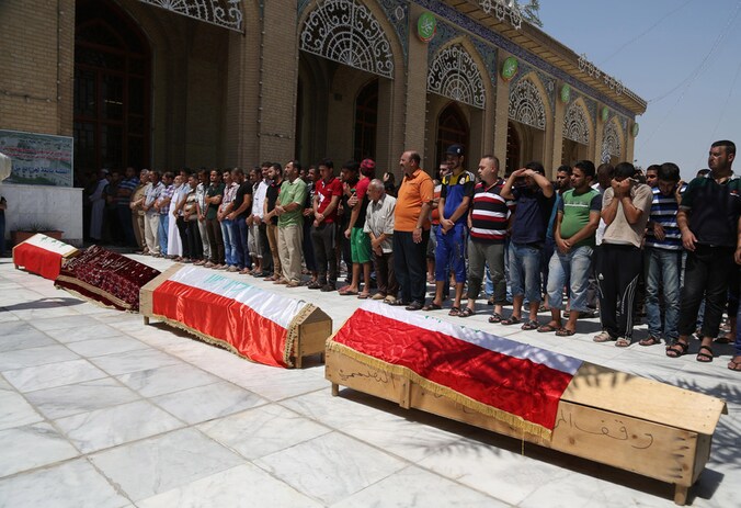 Inwoners van Baghdad rouwen bij de Abu Hanifa moskee in Azamiyah om de vier mannen die woensdag door een autobom om het leven kwamen.