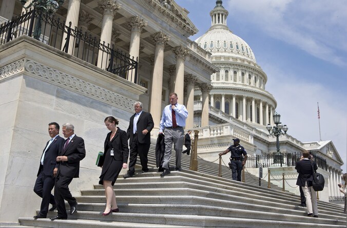 Amerikaanse congresleden verlaten Capitol Hill.