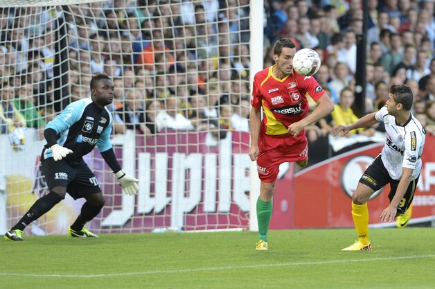 Harbaoui (R) was weer van goudwaarde voor Lokeren.