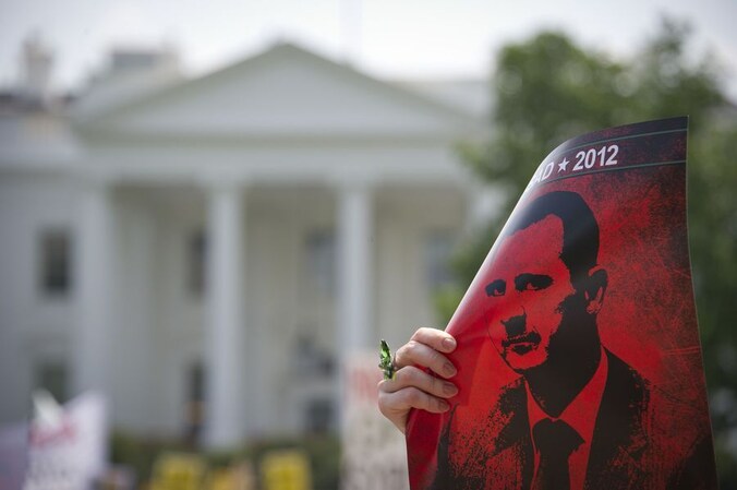 Het portret van Assad op een poster tijdens een demonstratie in Washington.