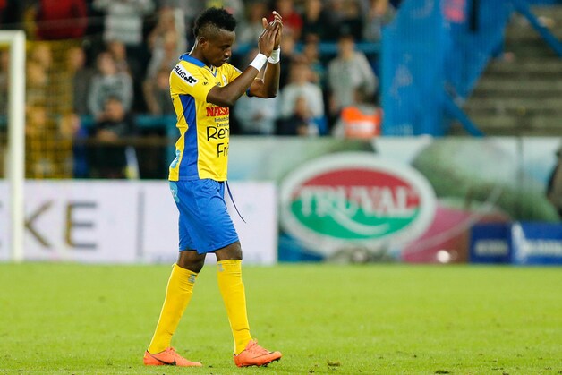De bedrijvige Oumarou kreeg rood na een tackle met twee voeten vooruit.