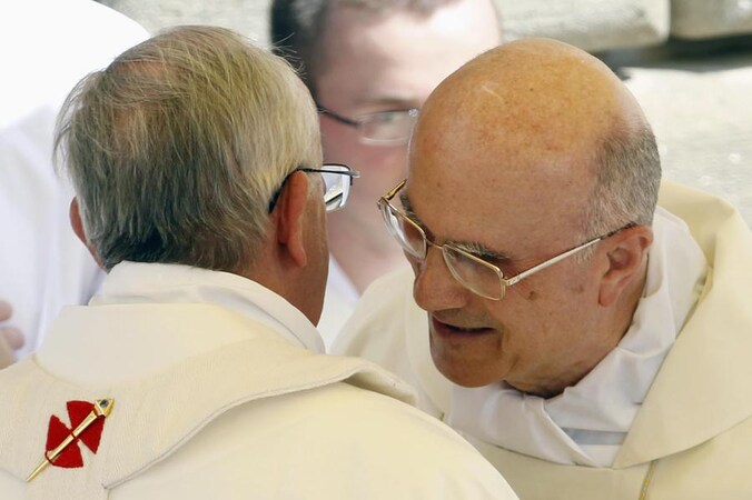 Paus Franciscus omhelst aftredende Kardinaal-staatssecretaris Tarcisio Bertone.