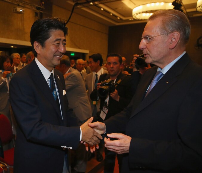 Premier Abe (l) schudt de hand van IOC-voorzitter Jacques Rogge.