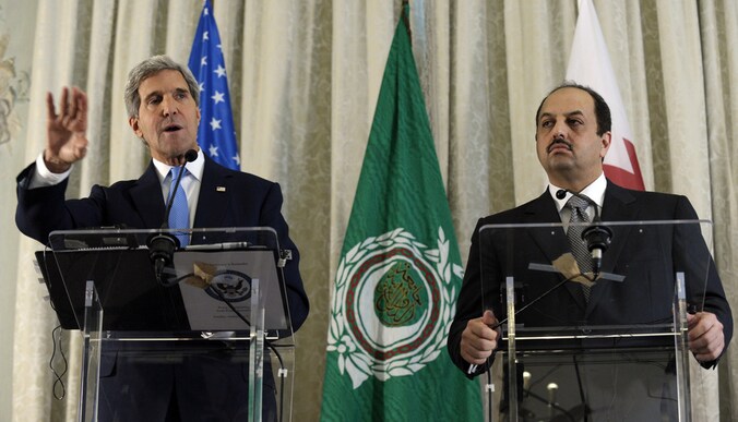 John Kerry met de Qatarese minister van Buitenlandse Zaken Khalid al-Attiya.