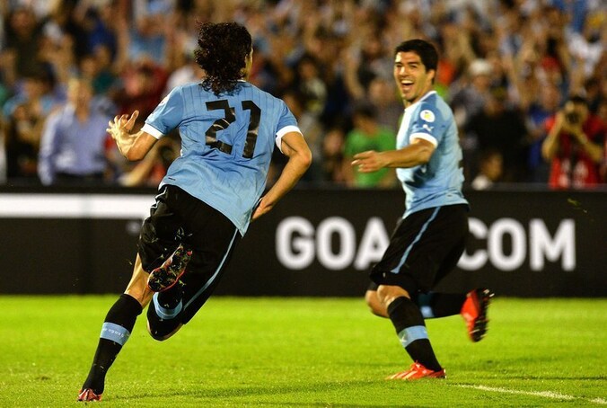 Cavani, op de rug gezien, wordt na de 1-0 toegejuicht door ploeggenoot Luis Suárez.