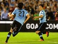 Cavani, op de rug gezien, wordt na de 1-0 toegejuicht door ploeggenoot Luis Suárez.
