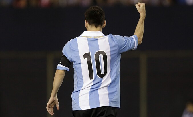 Messi juicht beheerst na een van zijn twee benutte strafschoppen.