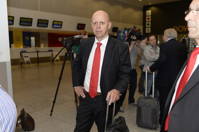 Steven Martens op de luchthaven, voor de partij in en tegen Schotland.