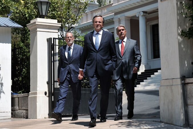 De Griekse premier Antonis Samaras (midden).