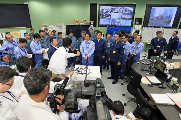 Abe tijdens zijn bezoek aan de centrale in Fukushima.