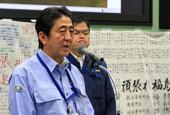 Japanse premier spreekt de werknemers van Tepco toe.