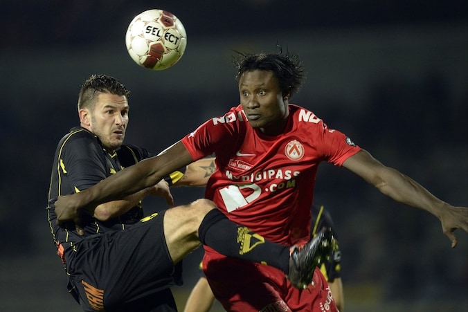 Carl Hoefkens in een duel met Coulibaly van Kortrijk