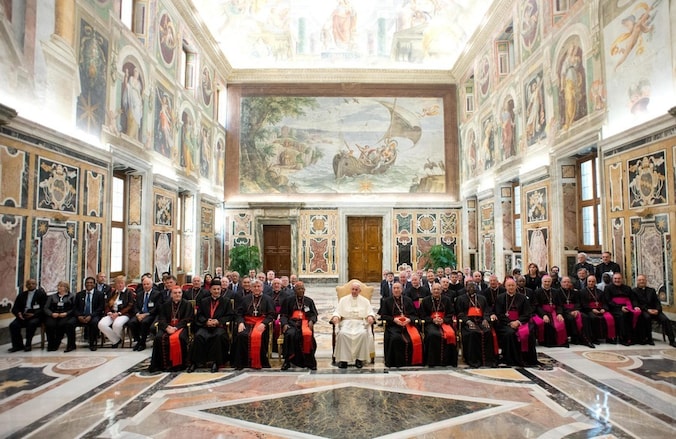 Paus Franciscus (midden) zaterdag in het Vaticaan.