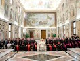 Paus Franciscus (midden) zaterdag in het Vaticaan.