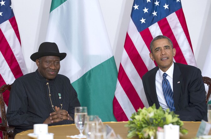 De Nigeriaanse president Goodluck Jonathan maandag naast zijn Amerikaanse ambtsgenoot Barack Obama.