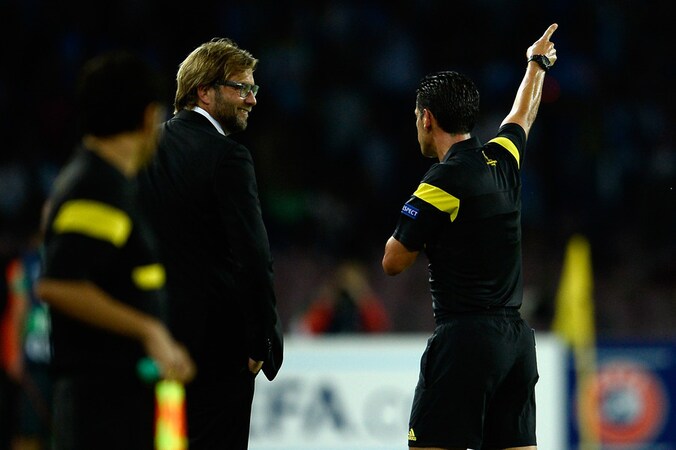 Jurgen Klopp wordt naar de tribune gestuurd na zijn woedeuitbarsting tijdens het duel met Napoli.