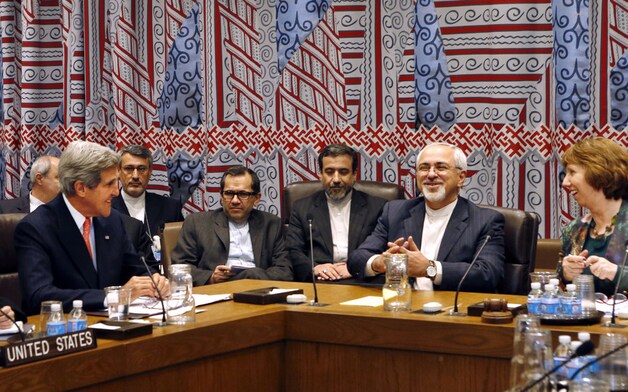Een bijeenkomst afgelopen week bij de VN in New York tussen onder anderen de Amerikaanse minister van Buitenlandse Zaken Kerry (links), zijn Iraanse collega Zarif (rechts, met baard) en EU-buitenlandchef Catherine Ashton.