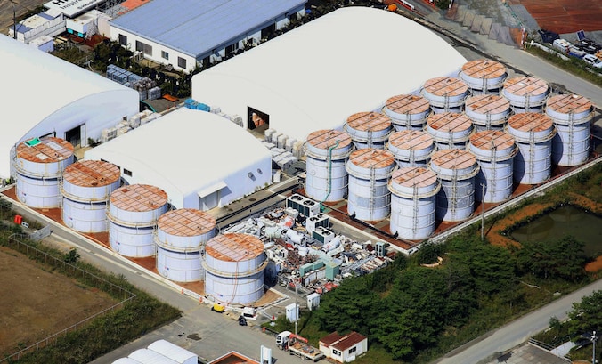 Luchtfoto van de opslagtanks in Fukushima waarvan er sommige lekken.