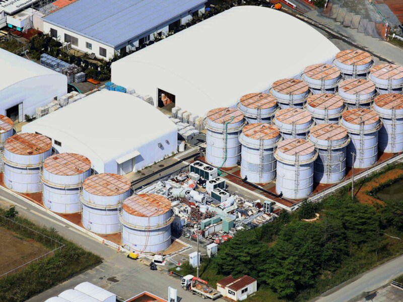 Luchtfoto van de opslagtanks in Fukushima waarvan er sommige lekken.