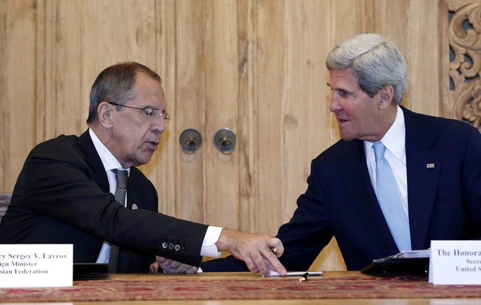John Kerry (rechts) en zijn Russische ambtgenoot Sergei Lavrov op de APEC-top op Bali..