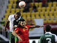 Ashley Williams met Wales in een luchtduel met de Macedoniër Jovan Kostovski, spits van OH Leuven.