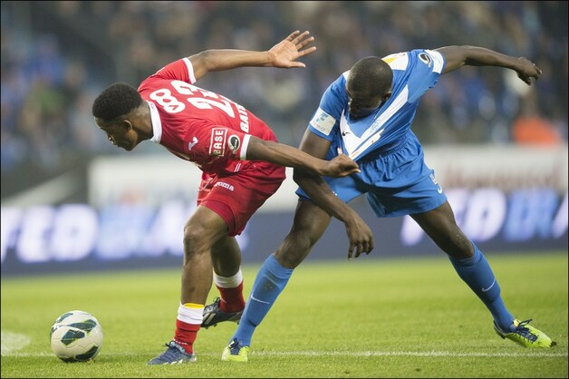 Kara Mbodj (rechts), hier vastgehouden door Batshuayi, kende een lastige avond.