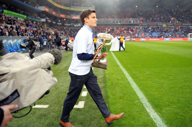 Jelle Vossen kwam de beker tonen aan het thuispubliek.