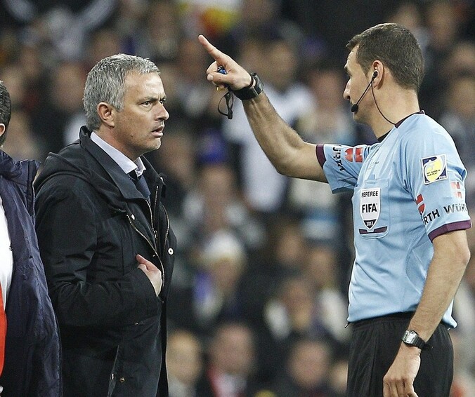 Mourinho speelt de vermoorde onschuld als hij naar de tribune wordt verwezen.