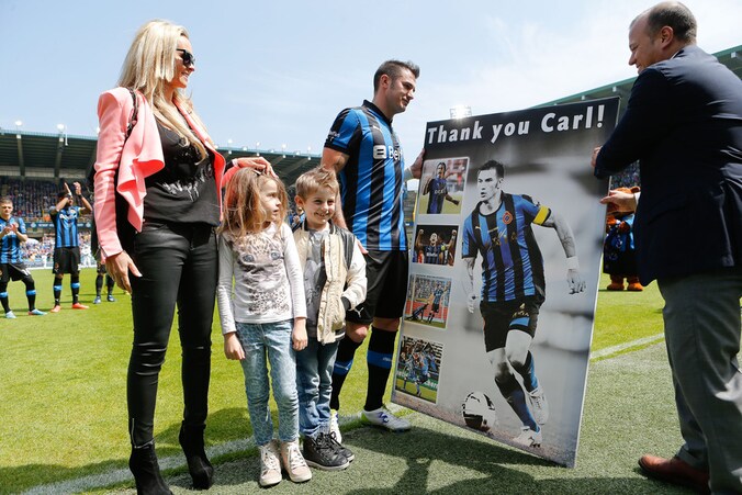 De afscheidnemende Carl Hoefkens wordt uitgebreid gehuldigd voor de aftrap.