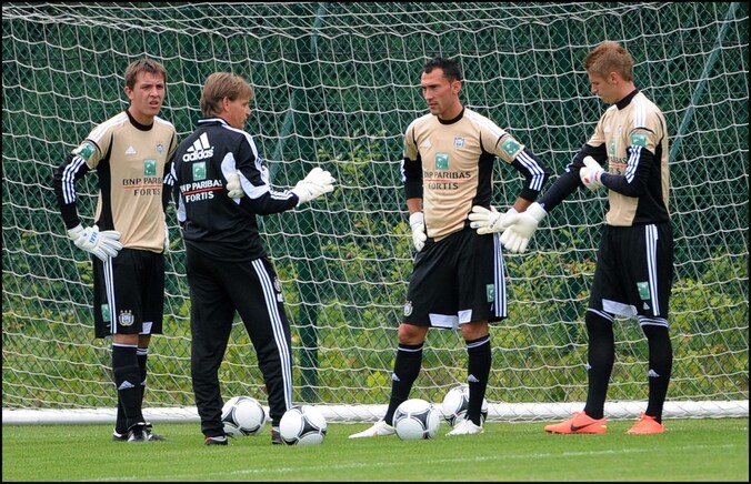 Keeperstrainer Max de Jong neemt naast Proto, Roef (l) en Kaminski nu ook Bossin onder zijn hoede