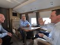 Dmitry Chernyshenko (links) in een gesprek met Vladimir Poetin en David Cameron