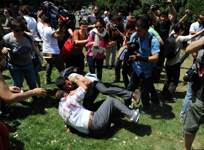 Demonstranten in het Gezi Park in Istanbul in gevecht met de politie.