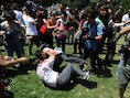 Demonstranten in het Gezi Park in Istanbul in gevecht met de politie.