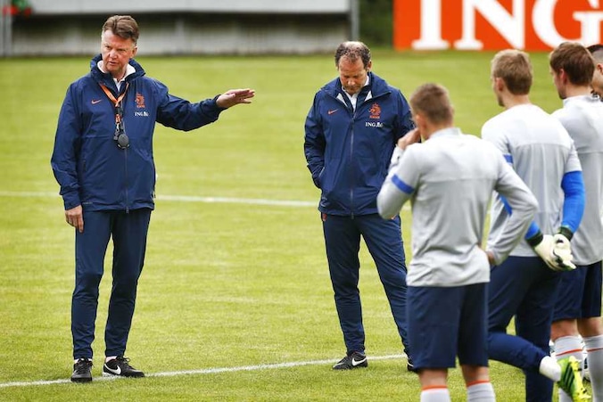 Bondscoach Louis van Gaal (links).