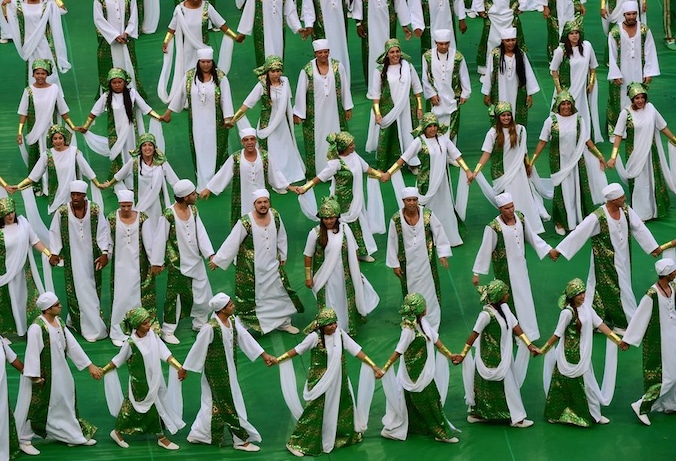 Artiesten in de kleuren van Nigeria tijdens de openingsceremonie in Brasilia.
