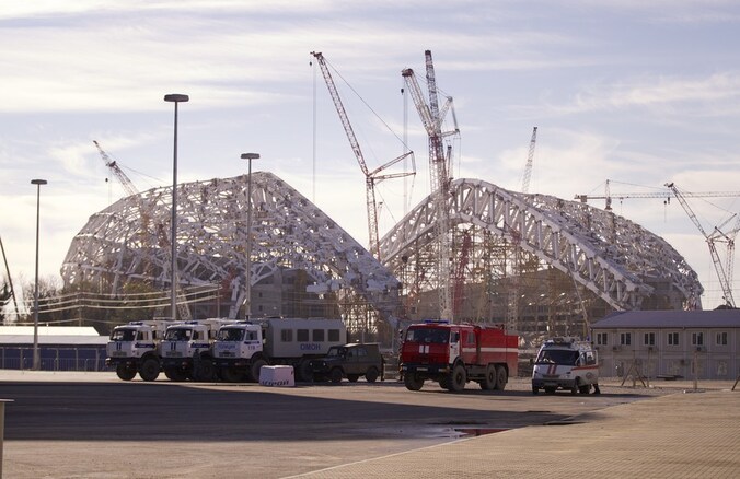 De constructie van het Olympische stadion Fisht.