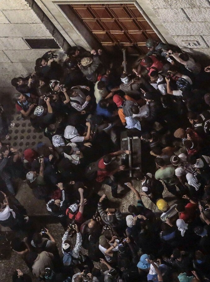 Betogers proberen de deur van het stadhuis in São Paulo te rammen.