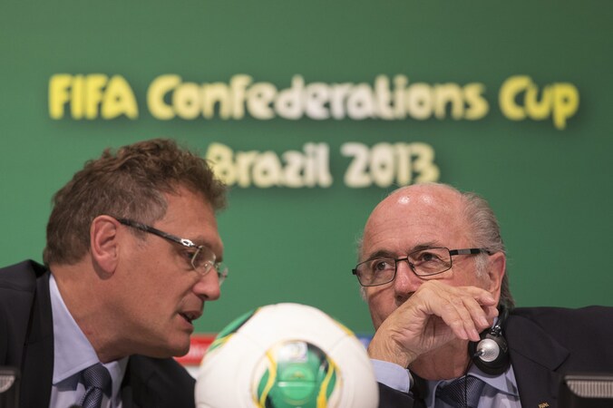 Secretaris-generaal van de FIFA Jerôme Valcke vrijdag in een onderonsje met voorzitter Joseph Blatter.