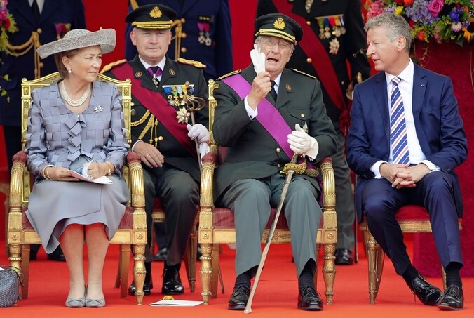 Koningin Paola, koning Albert en minister De Crem op 21 juli 2010.