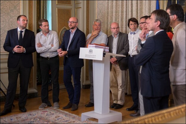 Beeld vanop de persconferentie van Elio Di Rupo.