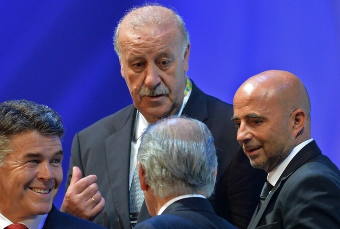 Vicente del Bosque in een onderonsje met onder andere Jorge Sampaoli (r), bondscoach van Chili.