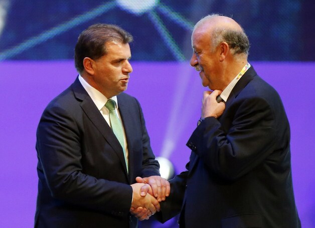 Ange Postecoglou (l) schudt de hand van Vicente del Bosque, bondscoach van Spanje.