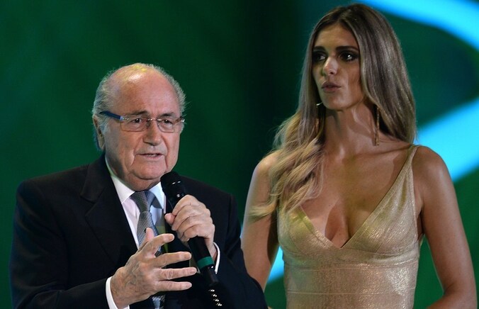 FIFA-president Sepp Blatter naast Fernanda Lima, die de WK-loting presenteerde.