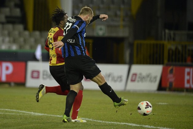 Minuut 33: Ook Gudjohnsen schiet op doel...