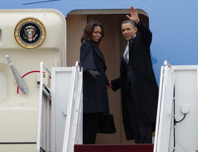 Barack en Michelle Obama stappen aan boord van de Air Force One, op weg naar de herdenking van Nelson Mandela in Zuid-Afrika.