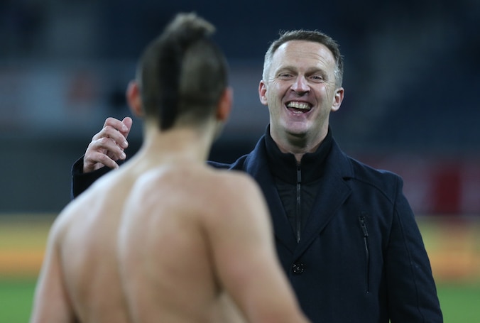 John van den Brom feliciteert Mitrovic met zijn winning goal.