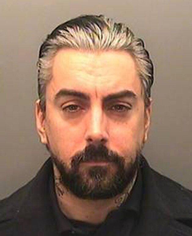 Lostprophets-zanger Ian Watkins is veroordeeld tot 35 jaar cel wegens kindermisbruik.