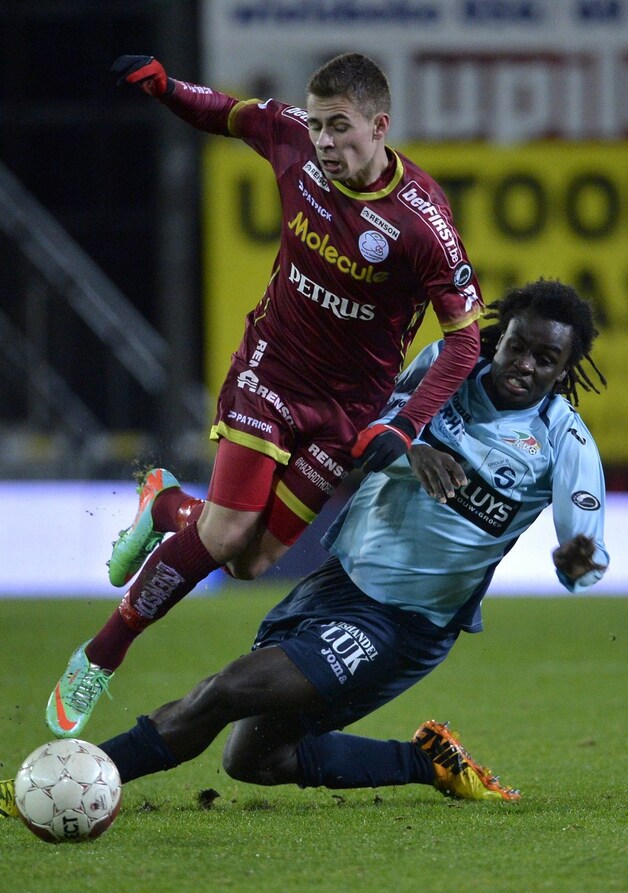 Lukaku in een bits duel met Hazard.