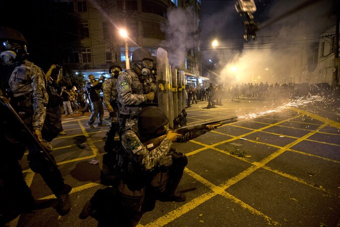 Tijdens de Confederations Cup van afgelopen zomer had de Braziliaanse politie grote moeite om de woedende demonstranten tegen te houden.