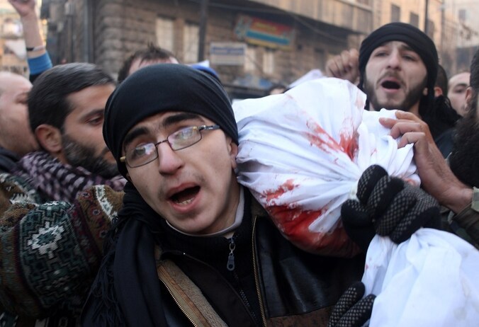 Syrische rebellen rouwen om de dood van een kompaan in de strijd met het Syrische leger.
